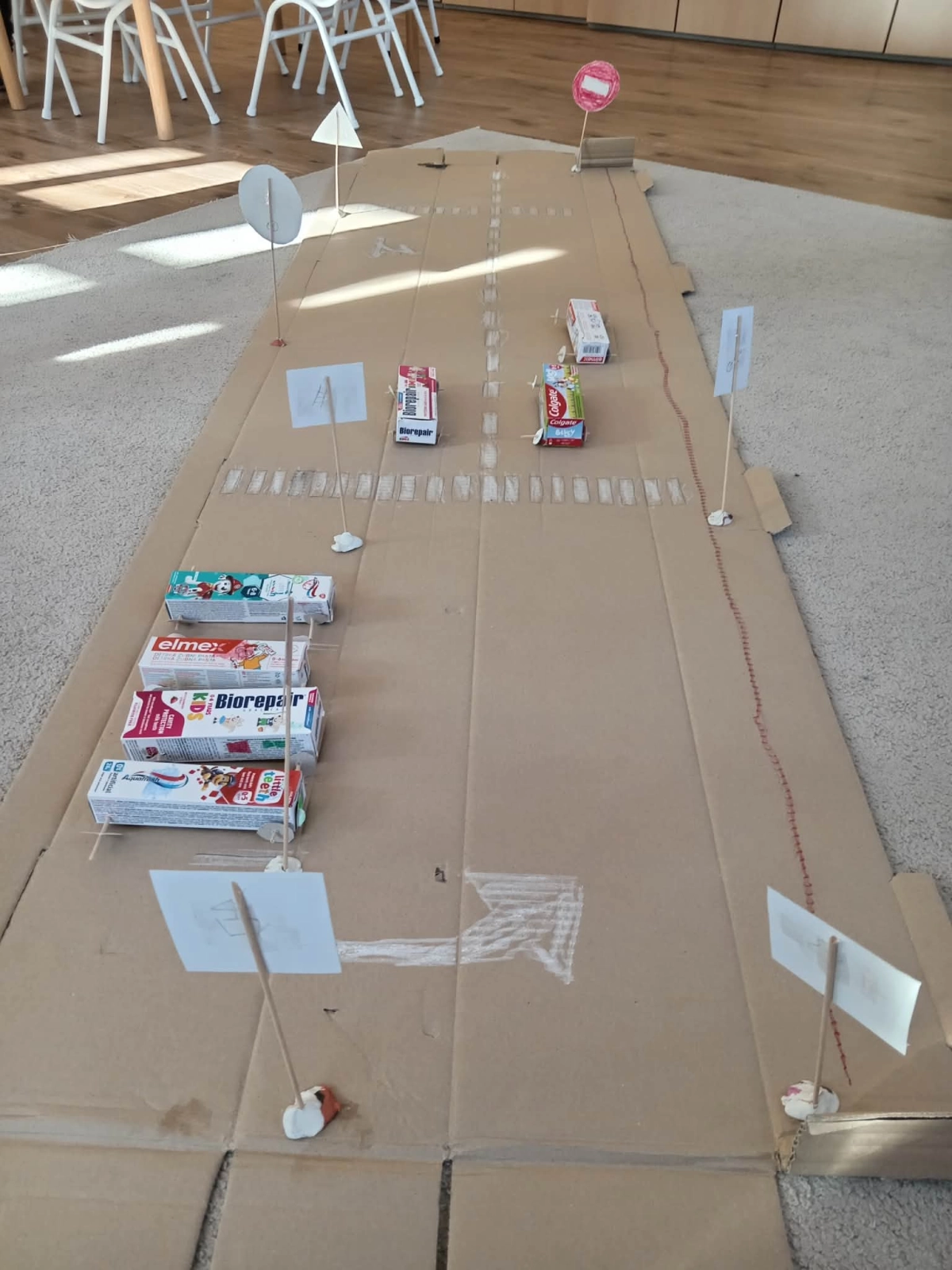 Piros óvoda Harmatcsepp csoport Karton autó út autókkal