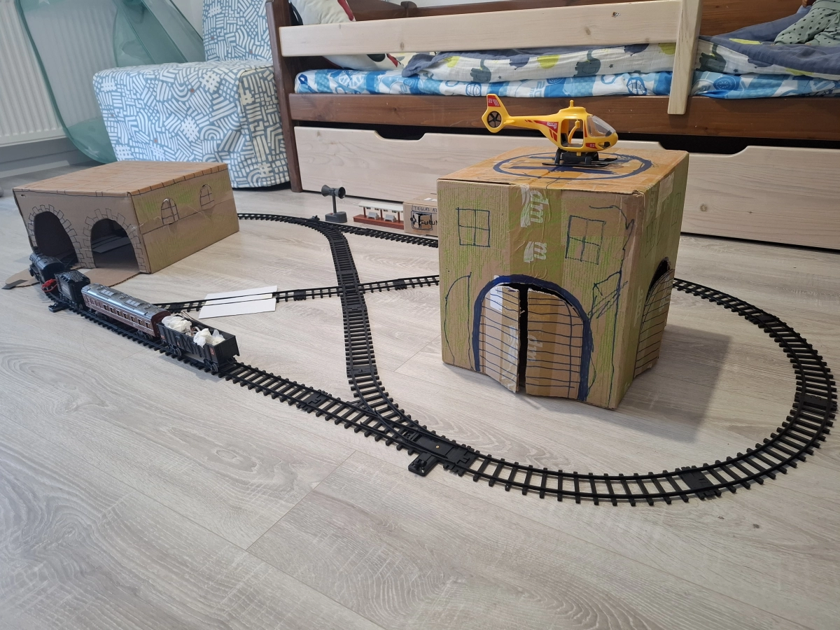 Bosák Bernárd Piros Óvoda Manó Csoport Vonat Állomás és Helikopter leszálló kartondobozból